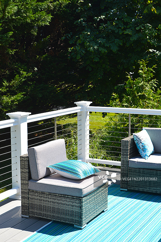 后院甲板上的户外家具图片素材