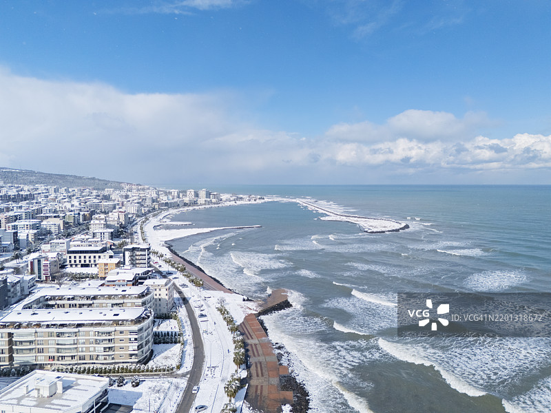 土耳其萨姆松的阿塔库姆在雪天的鸟瞰图。图片素材