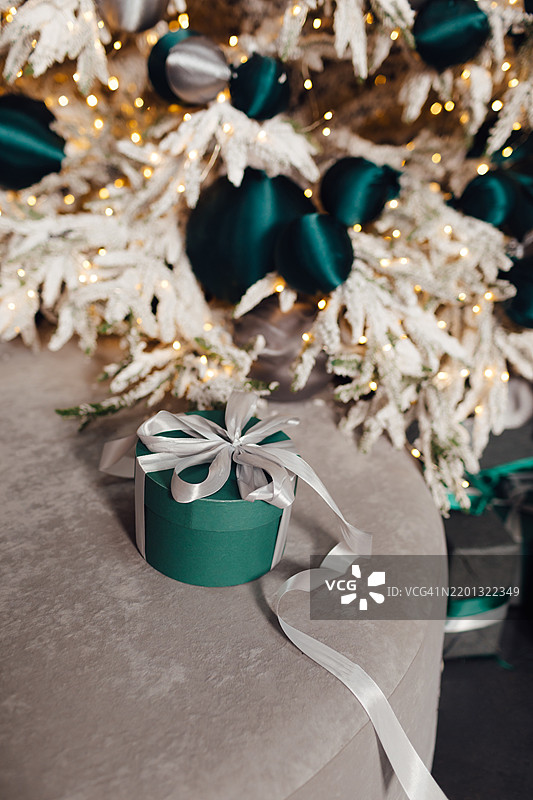 圣诞装饰与礼品盒图片素材