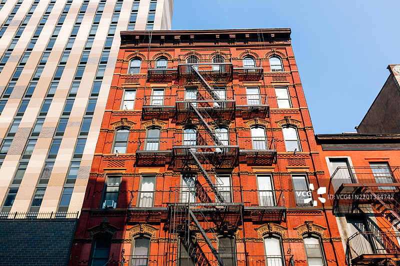 东村的红砖公寓楼，低角度视图，纽约市，美国图片素材