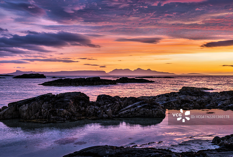 阿里萨伊格的日落，面向艾格岛和鲁姆岛图片素材