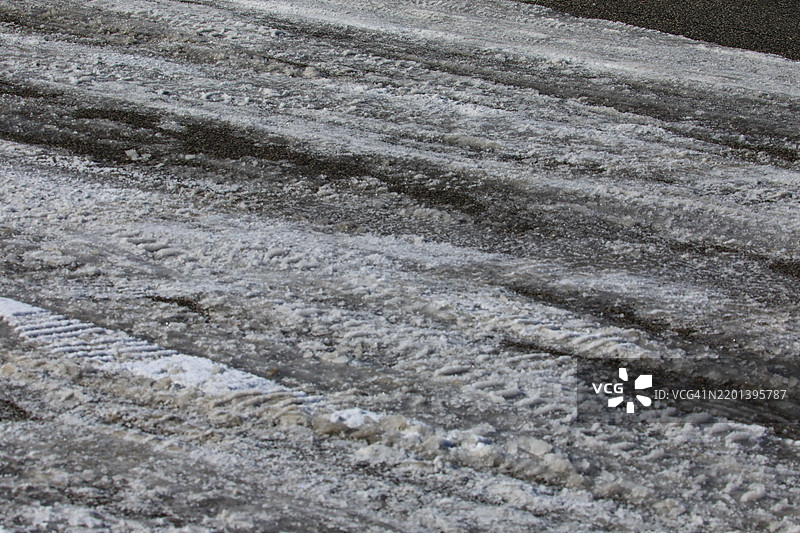 被冰雨和雪覆盖的街道图片素材