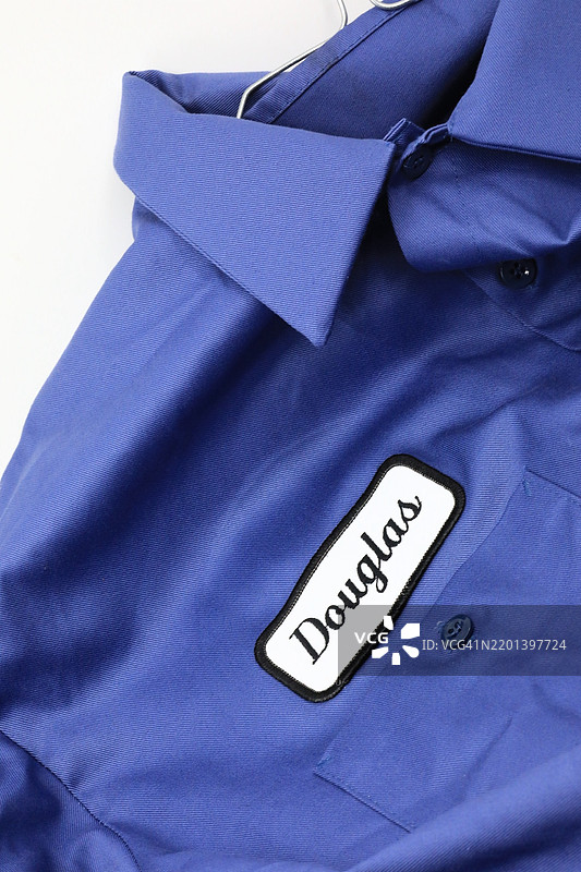 机械工人穿着干净的制服衬衫，蓝领工人概念图片素材