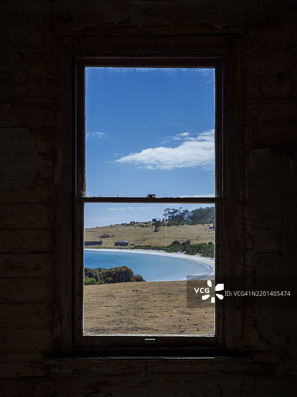 一个乡村风格的木窗框，透视海滩和天空，假期，自由，旅行，自然概念图片素材