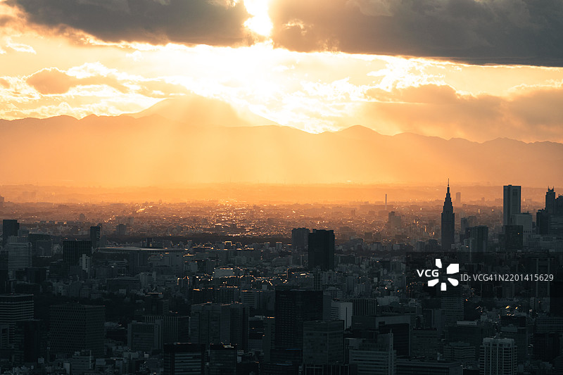黄昏时分的东京天际线，金色时光，远处可见富士山图片素材