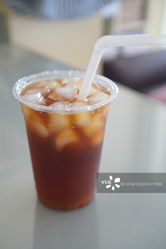 塑料杯中的冰咖啡苏打图片素材