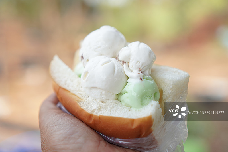 面包上的冰淇淋图片素材