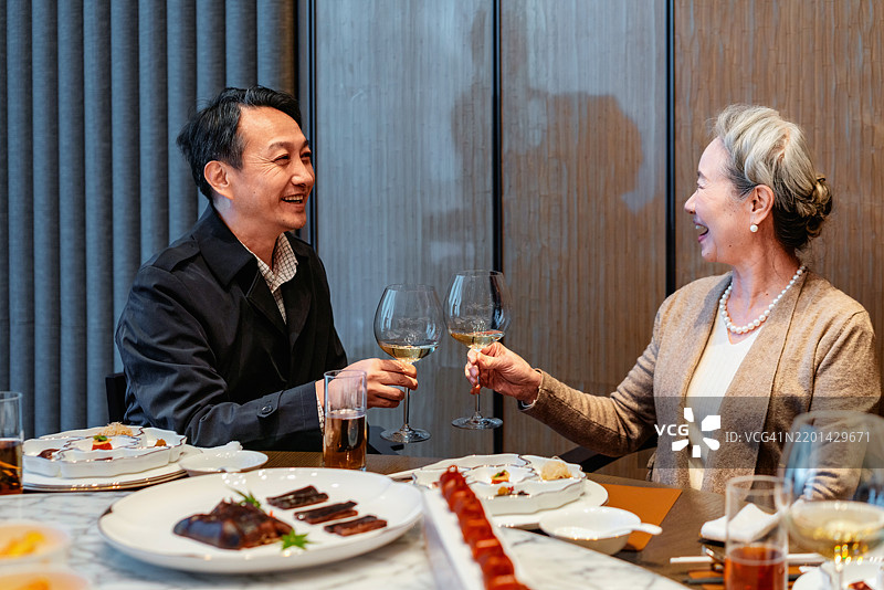 商务午餐中商业专业人士的祝酒。图片素材