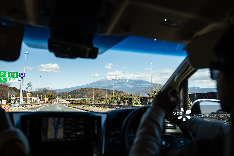 从车内看到的日本神奈川县雪山富士山和城市道路的景象图片素材