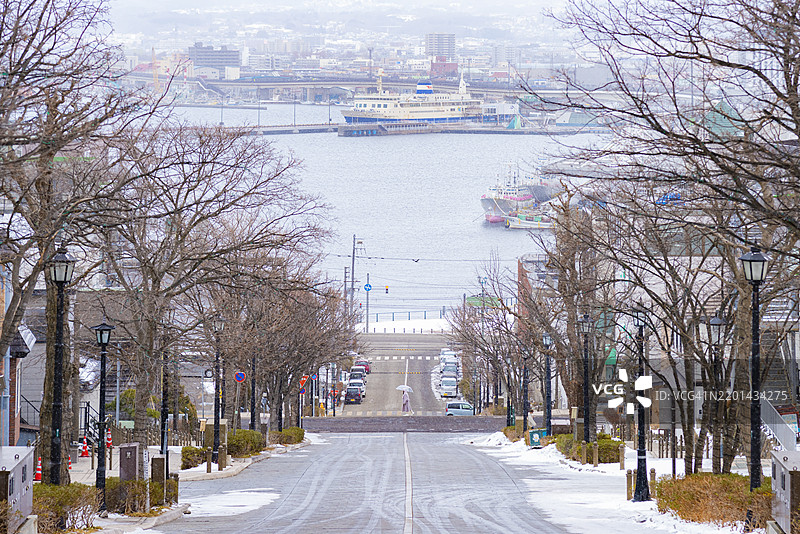 冬季早晨的八幡坂风景，背景是函馆港，北海道，日本图片素材
