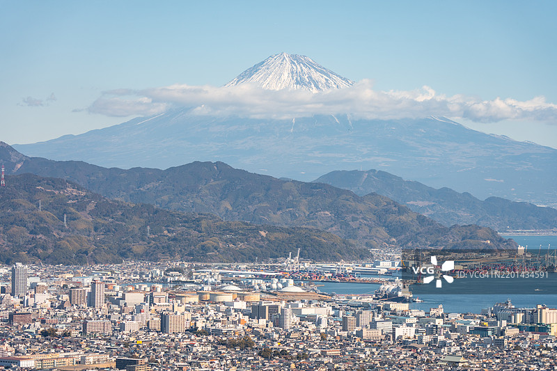 静冈县富士市的富士山和田子之浦湾图片素材