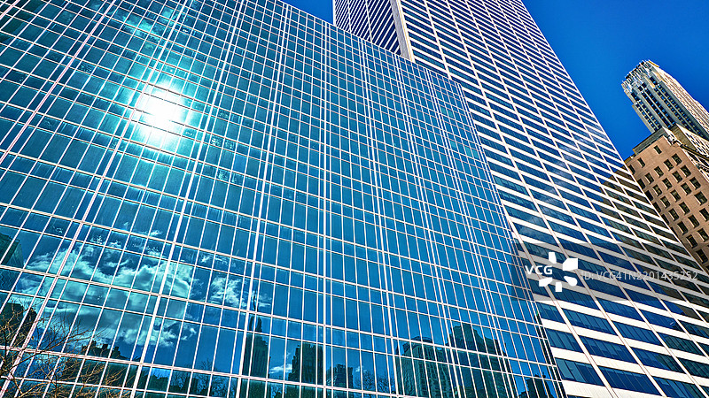 现代草地金融大厦。复古房屋和帝国大厦。阳光。成长。图片素材