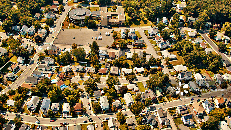 乡村的鸟瞰图。房子。树。道路。图片素材