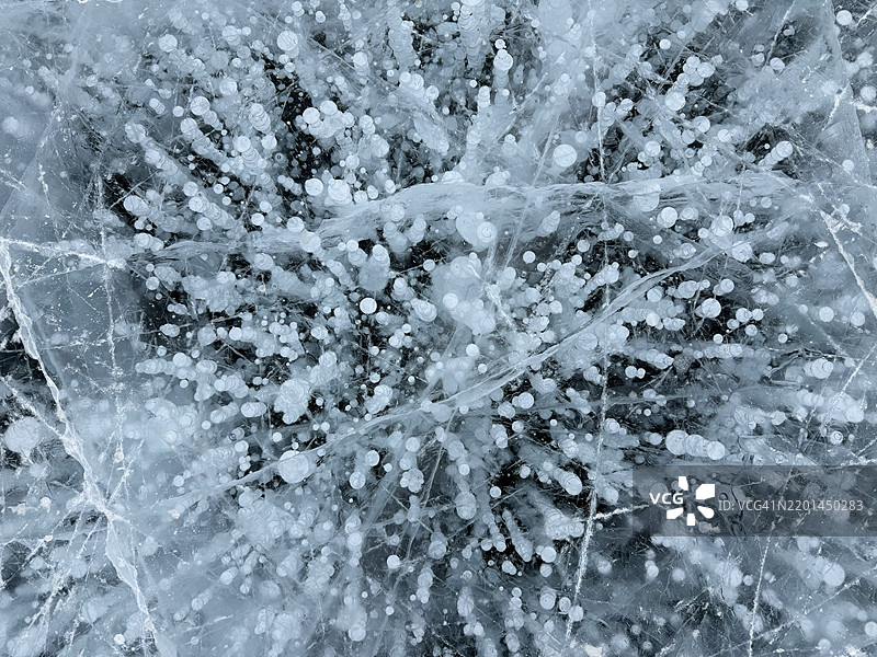 冰冻的冬季贝加尔湖表面，冒出甲烷气泡图片素材
