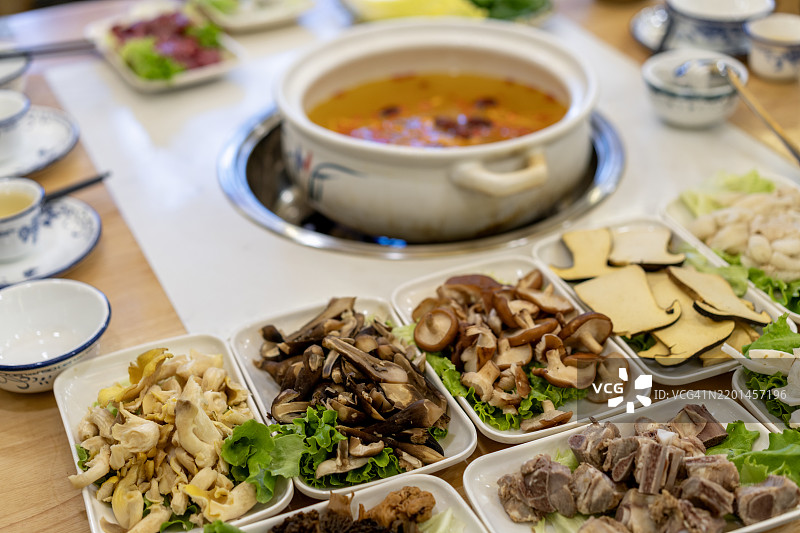 美味的蘑菇火锅盛宴图片素材