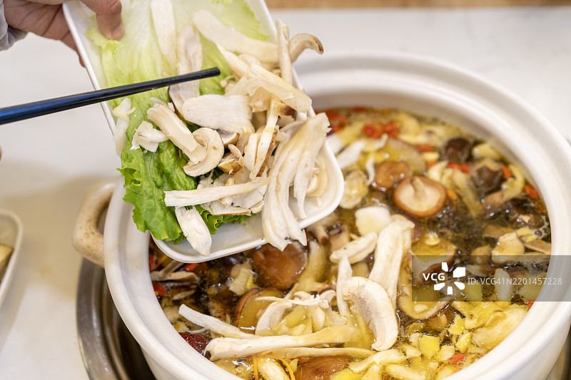 美味的蘑菇火锅盛宴图片素材