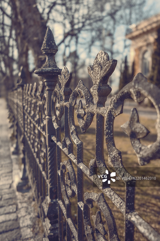 古老的围栏，鹅卵石街道，芬兰图尔库图片素材