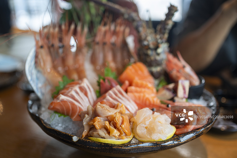 餐厅里的日本料理刺身拼盘图片素材
