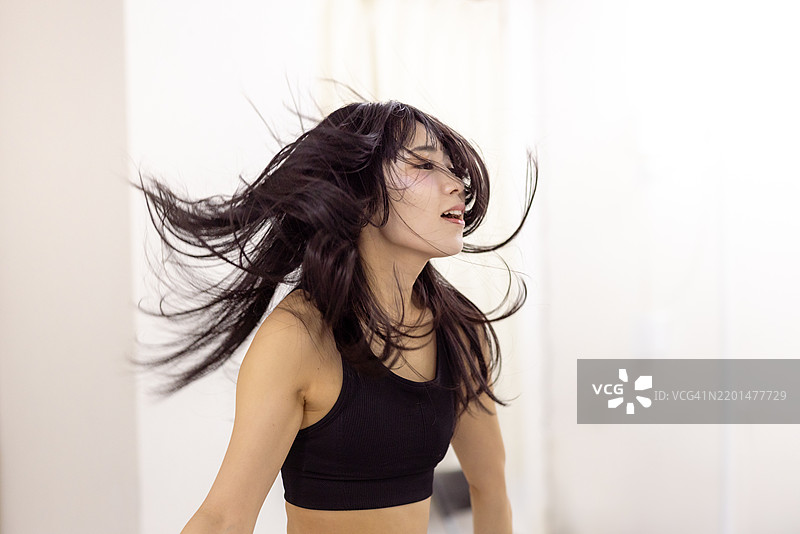 女性运动员在舞蹈工作室跳舞 - 挥动头发图片素材