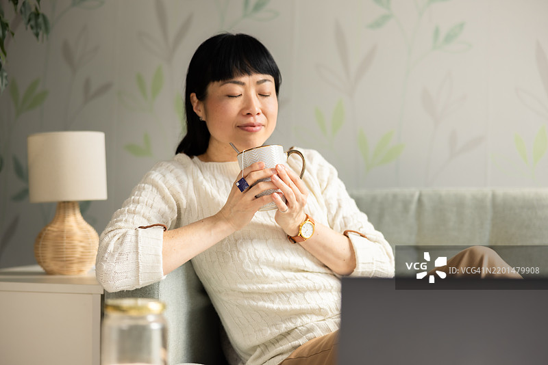 日本女性在家中喝蜂蜜茶图片素材