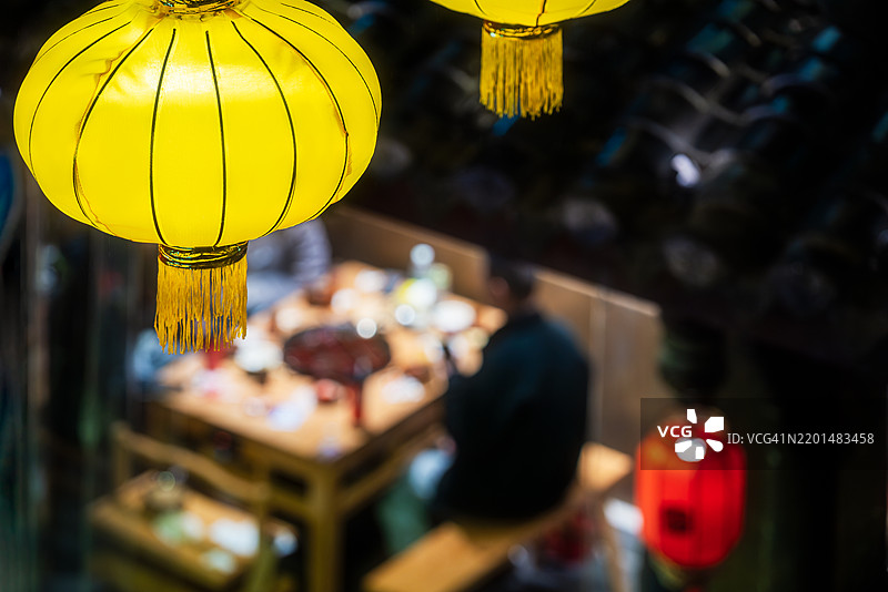 传统中国灯笼与用餐场景图片素材