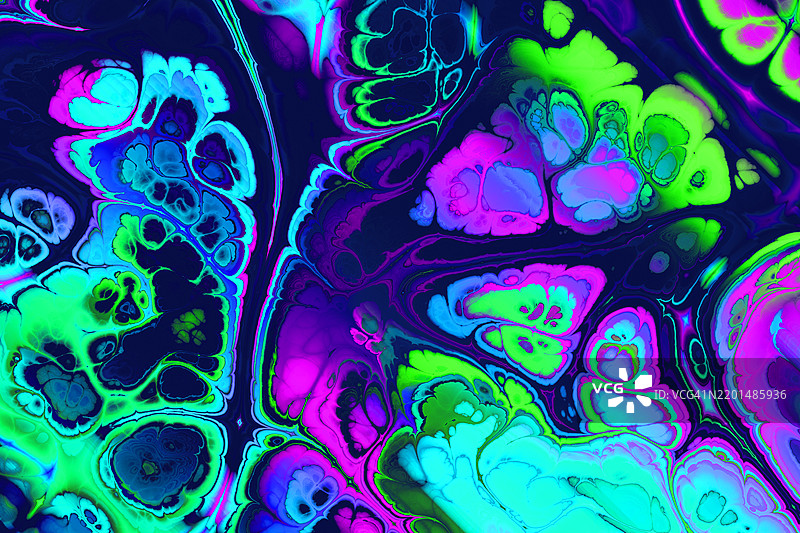 霓虹抽象流体艺术，具有有机旋转图案。引人注目的抽象流体分形艺术作品，色彩鲜艳，图案有机旋转。图片素材