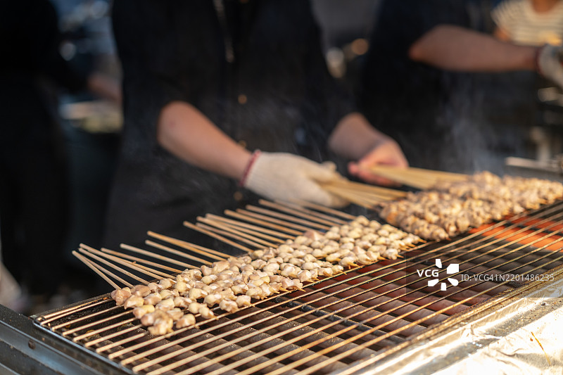 在烧烤架上烹饪烤羊肉串图片素材