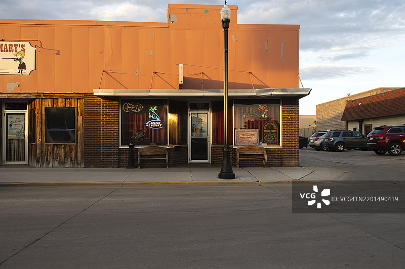 美国南达科他州皮尔市的美丽日落光影与城市街道图片素材