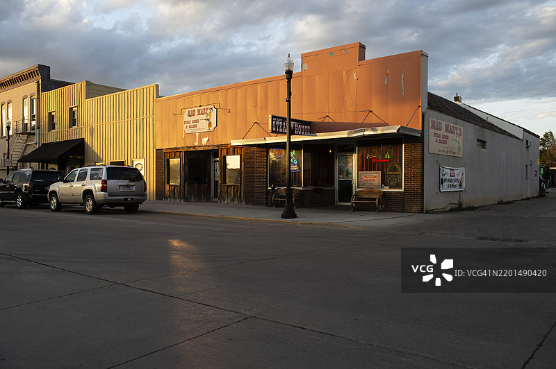 美丽的日落光线和南达科他州皮尔市的街道图片素材