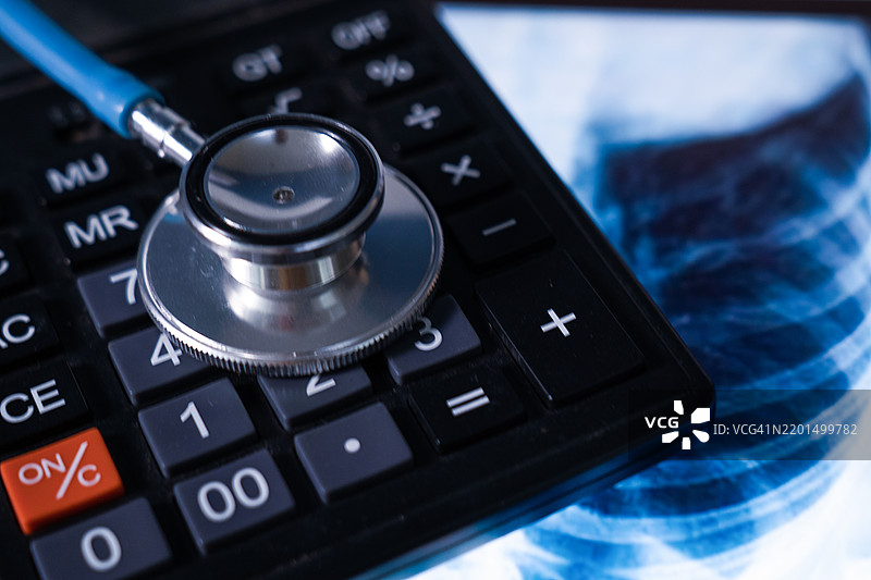 带听诊器的计算器，会计概念。图片素材