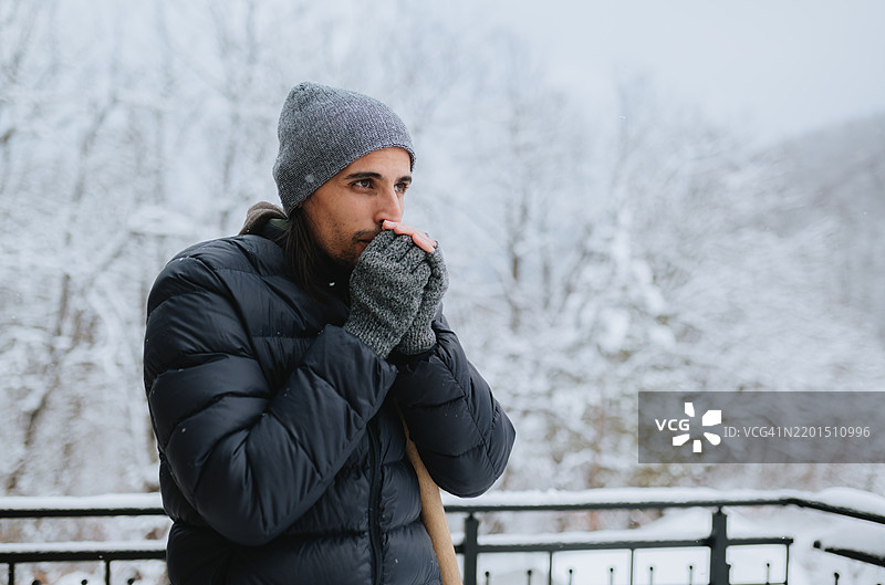 外面冷得要命！图片素材