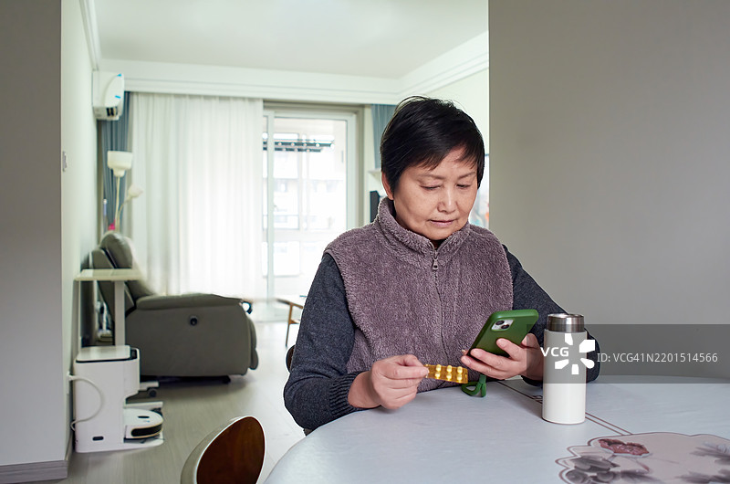 老年女性患者使用健康科技图片素材