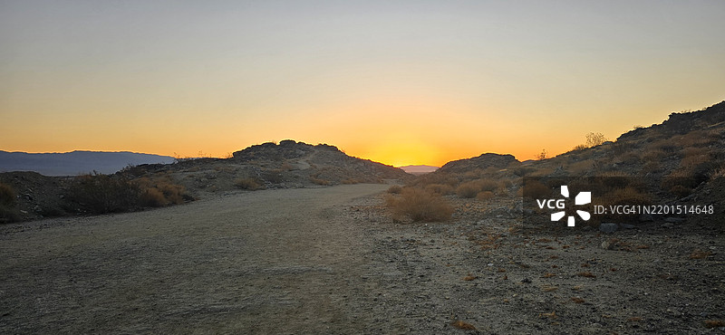 沙漠山间小径在日出时分图片素材