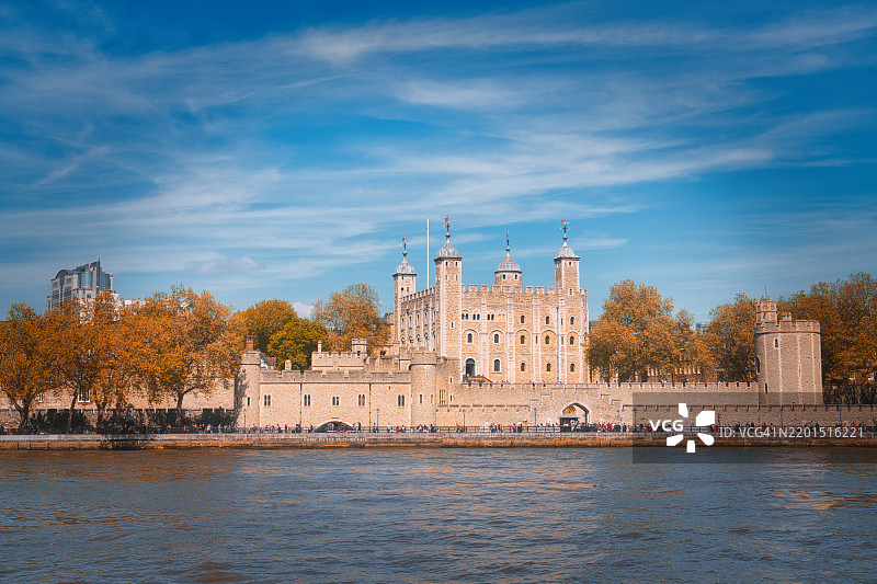 伦敦塔桥横跨泰晤士河图片素材