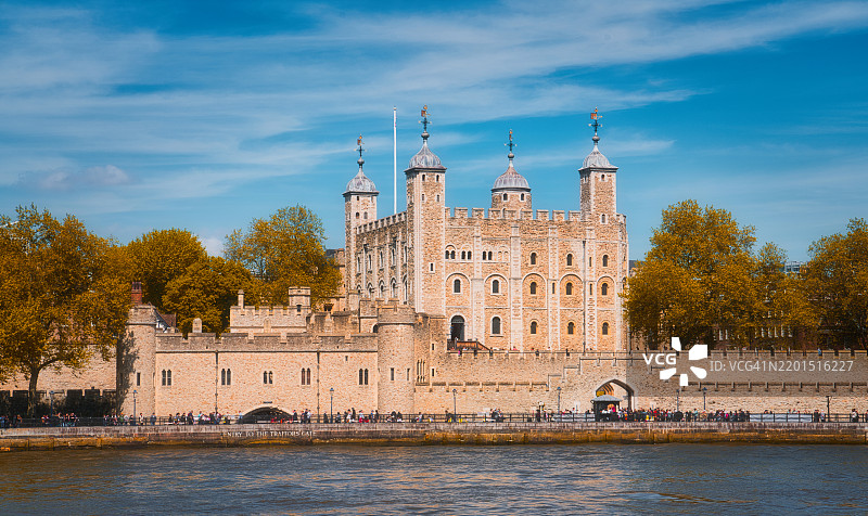伦敦塔桥横跨泰晤士河图片素材
