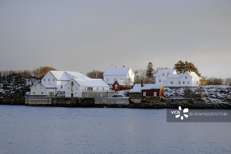 挪威洛福敦群岛亨宁斯韦尔渔村的冬季风景图片素材
