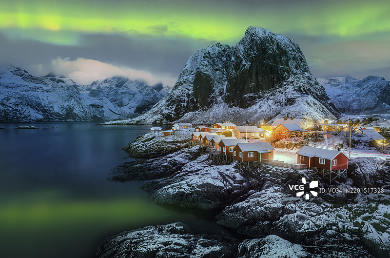 挪威洛弗敦的哈姆诺伊渔村上空的北极光图片素材