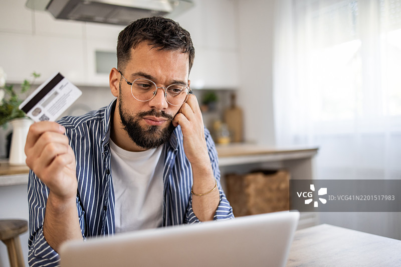 感到沮丧的年轻人遇到在线支付问题图片素材