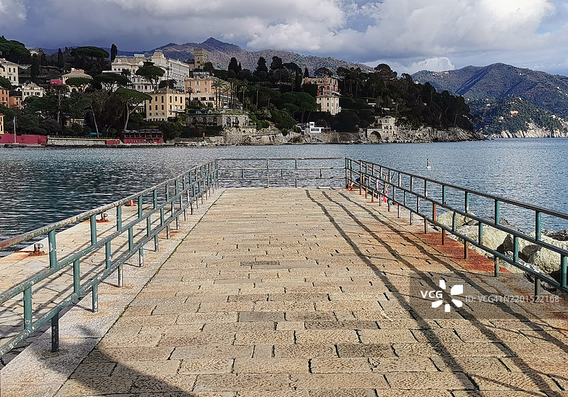 圣马尔盖丽塔渡轮码头，前往波托菲诺和五渔村图片素材