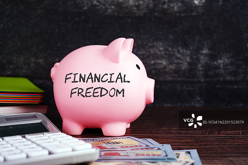 储蓄罐与财务自由概念图片素材