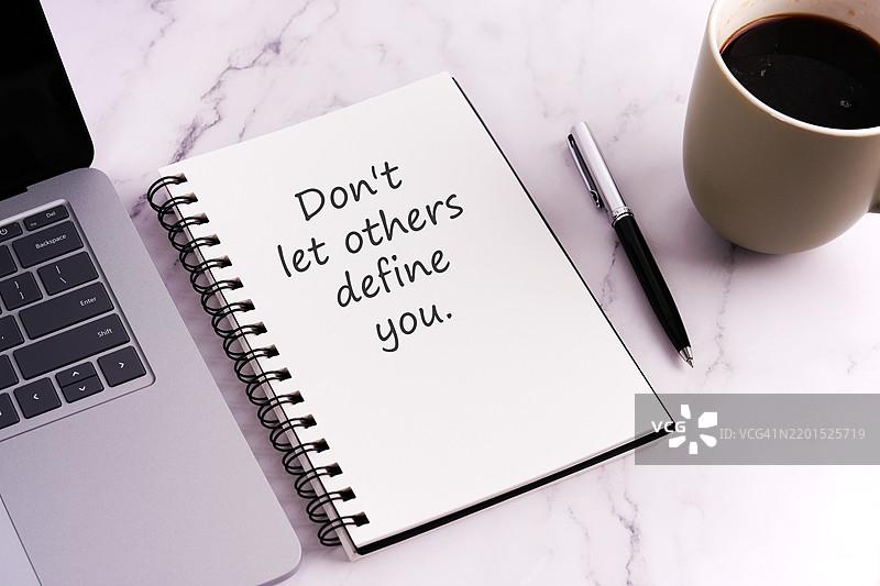 不要让他人定义你——灵感名言在记事本上图片素材