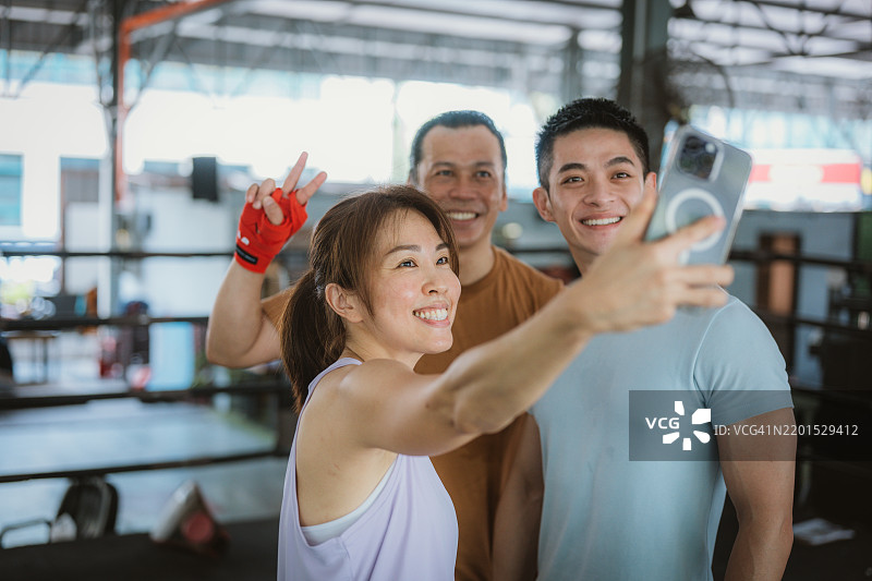 训练后的乐趣：在擂台上的自拍图片素材