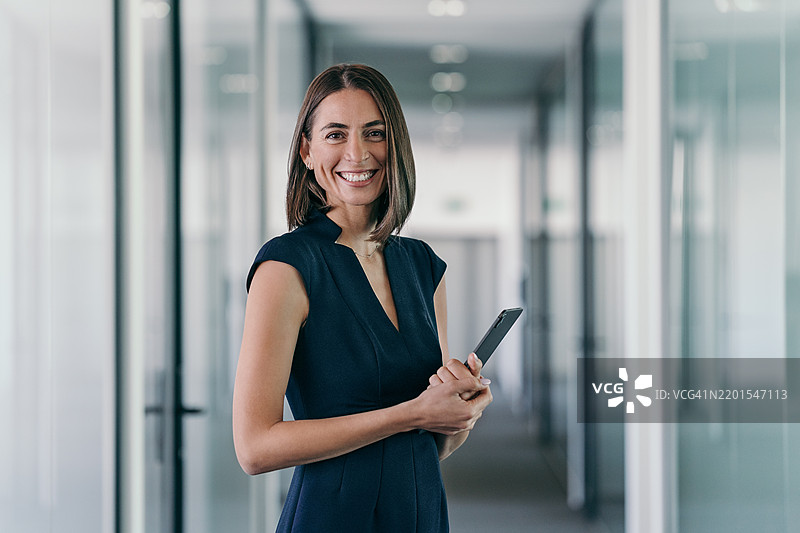 成功的女商人手持数字平板电脑图片素材