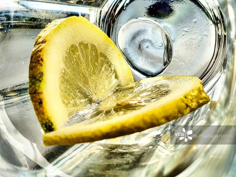 玻璃杯中的柠檬图片素材