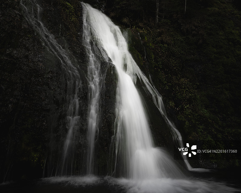 小岛瀑布图片素材