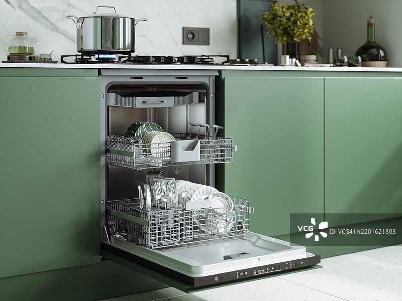 打开的洗碗机特写，里面是干净的餐具图片素材