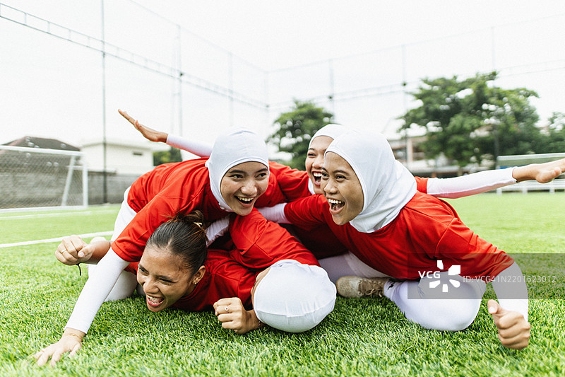女性足球运动员庆祝进球图片素材