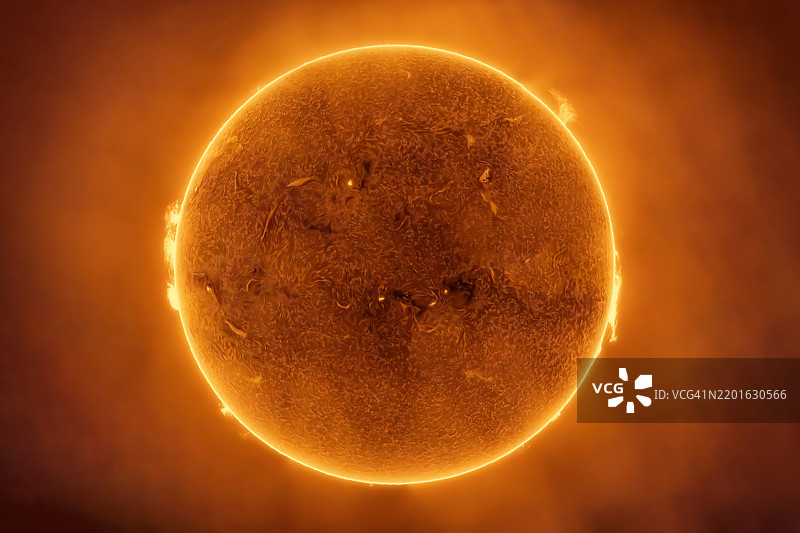 我们的太阳在H-alpha光下。太阳在H-alpha光波长下发出太阳耀斑。图片素材