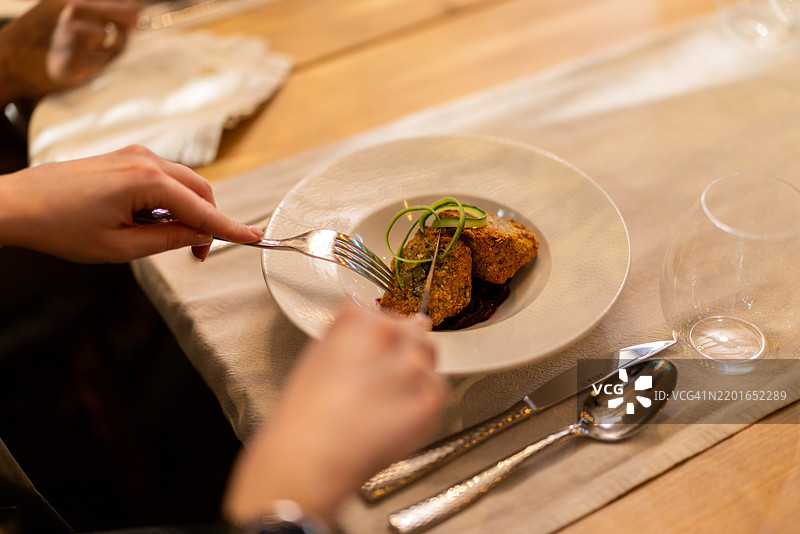 女性在豪华餐厅用餐图片素材