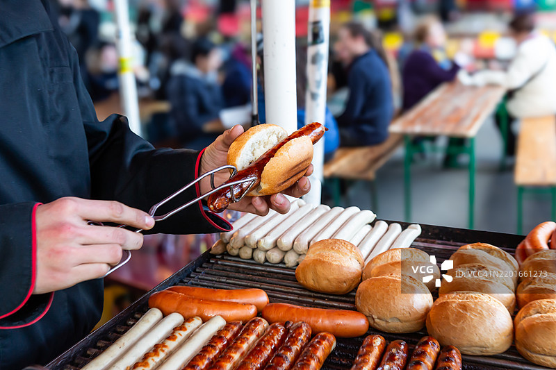 烧烤架上的香肠和面包卷，活动现场图片素材